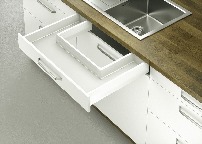 در کابینت آشپزخانه و فضای زیر ظرفشویی. بعنوان مثال، کشوهای چرخنده و شیبدار کمک می‌کنند