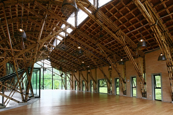 سازه این ساختمان شامل پایه‌ای از خشت خام است که سازه ساخته شده از بامبو 