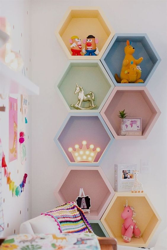 برای این که فضای اتاق بچه ها را زیبا و جذاب کنید، می توانید از فرم های چند ضلعی برای قفسه ها استفاده کنید.