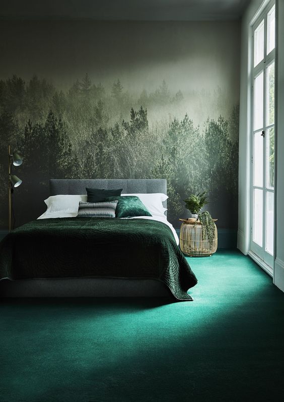 رنگ سبز کاغذ دیواری طرح جنگل در تصویر بالا به خوبی با رنگ روتختی و موکت اتاق هماهنگی دارد.