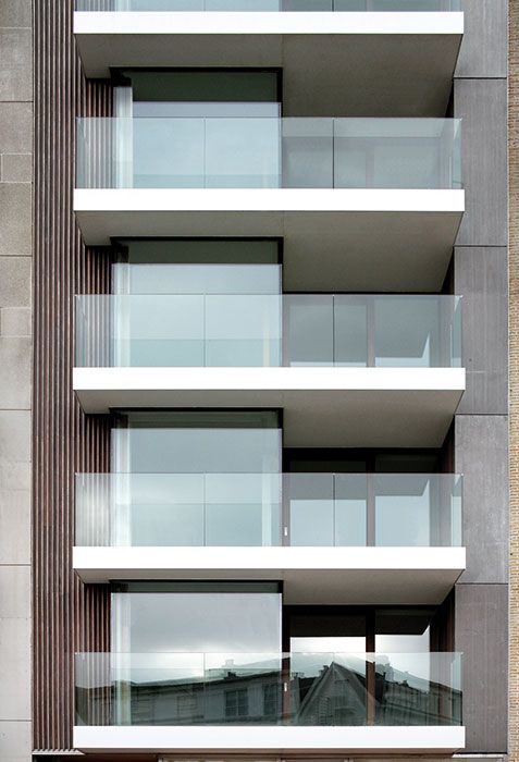 از خصوصیات بارز معماری مدرن را به زبان ساده، می توان از دو واژه صفحه و شیشه استفاده کرد.