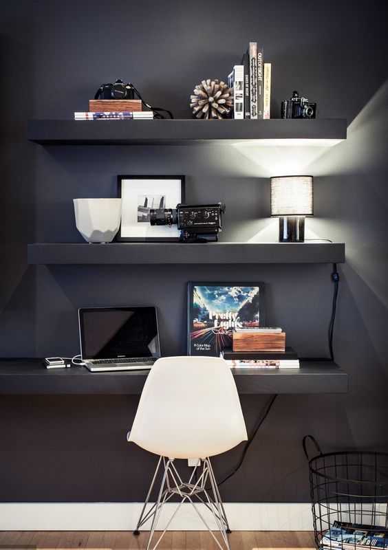 فضای مطالعه و کار خود را با طراحی چند قفسه ساده ایجاد کنید.