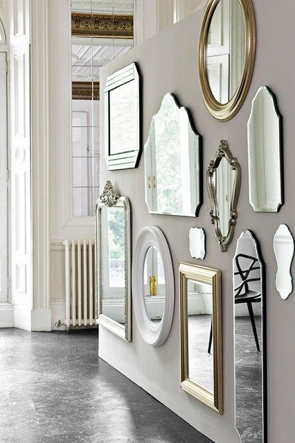 می توانید یک کلکسیون کوچک یا بزرگ از آینه های متنوع تهیه کرده و به دیوار متصل کنید.