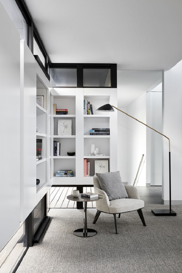 از داخل - پانل ها شکل قفسه های کتاب را دارند و در راستای جناح اتاق خواب و فضای ویژه و آشپزخانه نصب شده اند
