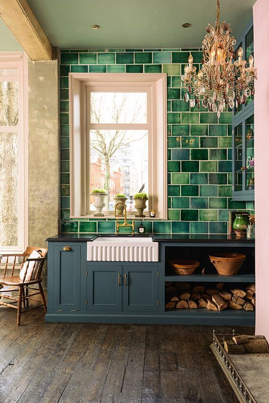 کاشی های سبز رنگ و براق در آشپزخانه ای که می بینید، یک نقظه عطف ایجاد کرده اند.