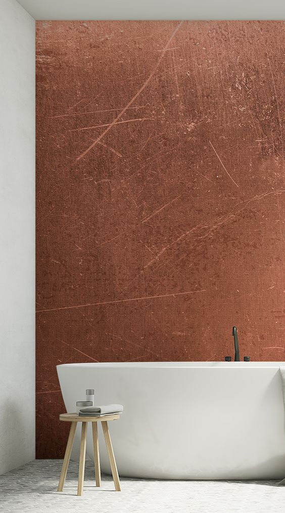 رنگ مسی در فضای این حمام به عنوان پوشش دیوار در پشت محلی که وان قرار می گیرد، به کار رفته است و سطح خراشیده و ماتی دارد.