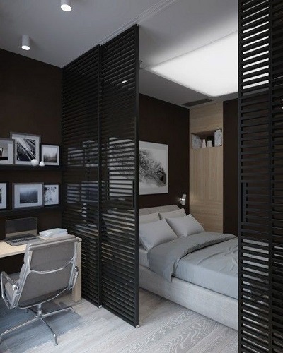  یک یا چند پارتیشن یا پنل، تخت ها را از محیط سایر بخش های اتاق جدا می کند.