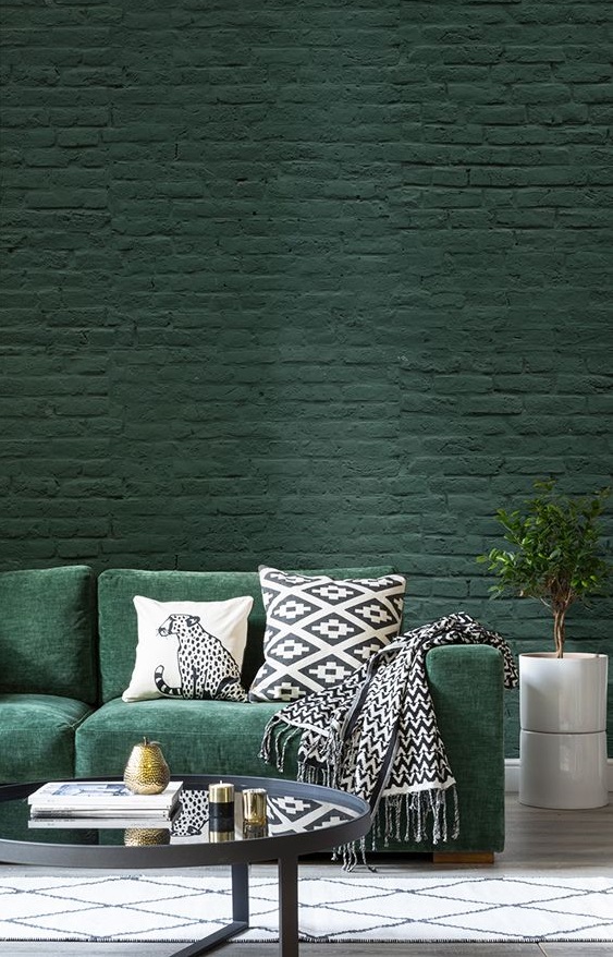 استفاده از رنگ سبز تیره برای پوشش آجرهای دیوار است