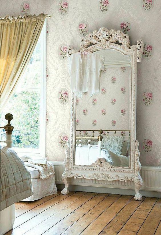 آینه های قدی که دارای قاب سفید و مشابه تخت خواب