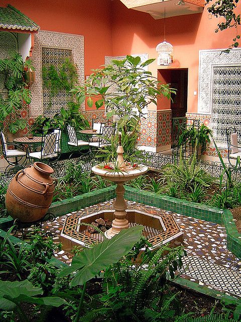در طراحی باغ ایرانی با پیوند آب و گیاه فضایی زیبا و آرامش بخش خلق می کردند
