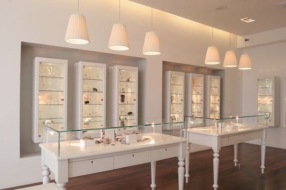 نورپردازی یک فروشگاه طلا فروشی می تواند زیبایی جواهرات را به میزان چند برابر به نمایش بگذارد