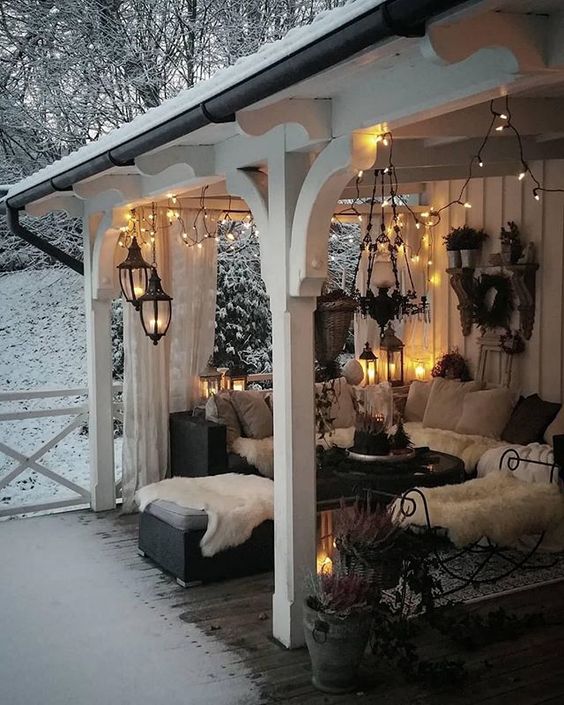 یک آلاچیق دنج و گرم و نرم برای فصل زمستان است، یک آلاچیق ساخته شده از چارچوب چوبی است که فضای داخل آن با خز پوشیده شده است.