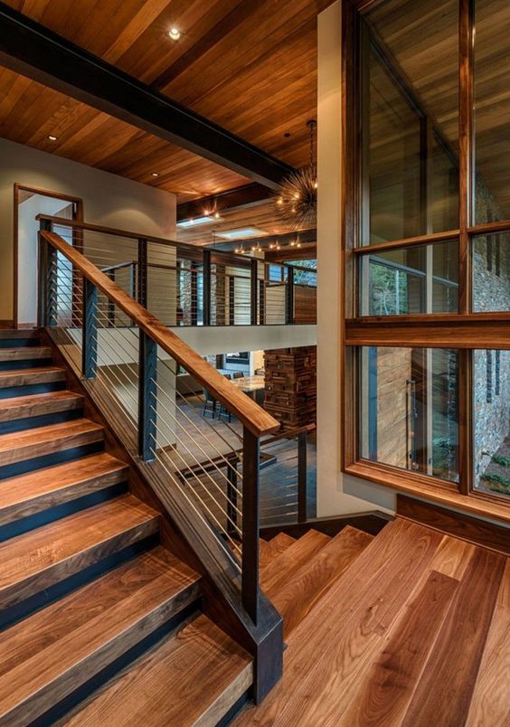 فضای پلکان در داخل منزل را نیز می توان با چوب اجرا کرد.