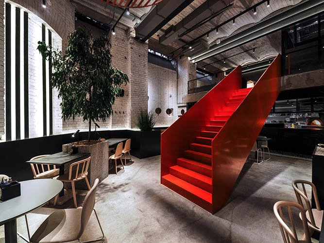عنصر هنری رنگ روشنی به شکل راه پله قرمز رنگی در وسط سالن رستوران اجرا شد که به عنوان عنصر مرکزی رستوران تبدیل شده است.