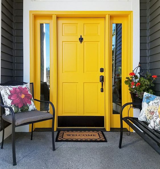 درب ورودی خانه را به رنگ های زنده و در عین حال شاد مانند زرد خورشیدی و قرمز اناری، رنگ آمیزی کنید.