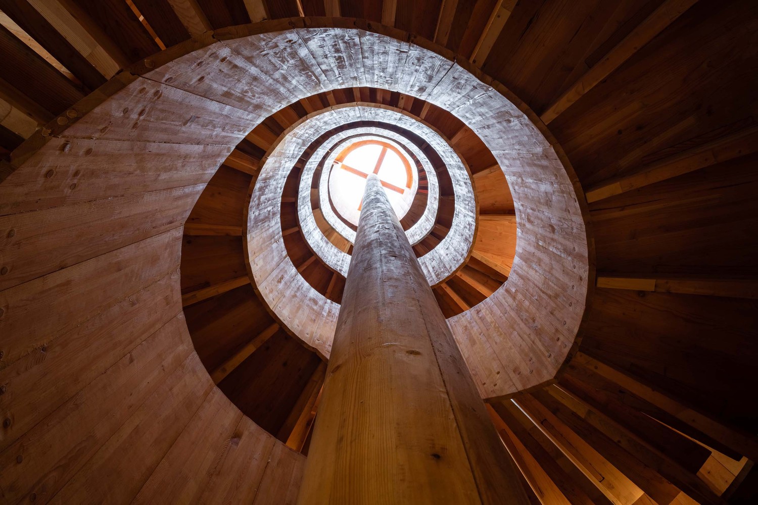 منبع نور داخل برج تماشا، نورگیر وسط سقف آن است که نور را کم و زیاد در همه قسمت ها پخش می کند.