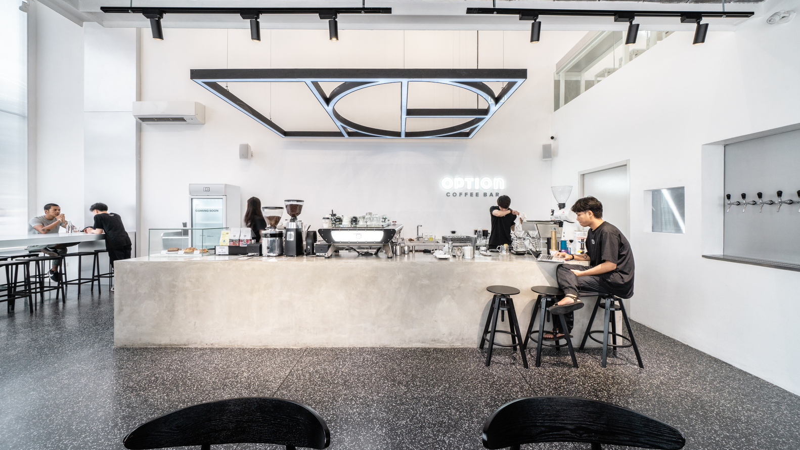 طراحی فضاهای کافه به نحوی صورت گرفته که برای هر دوی این عملکردها مناسب باشد